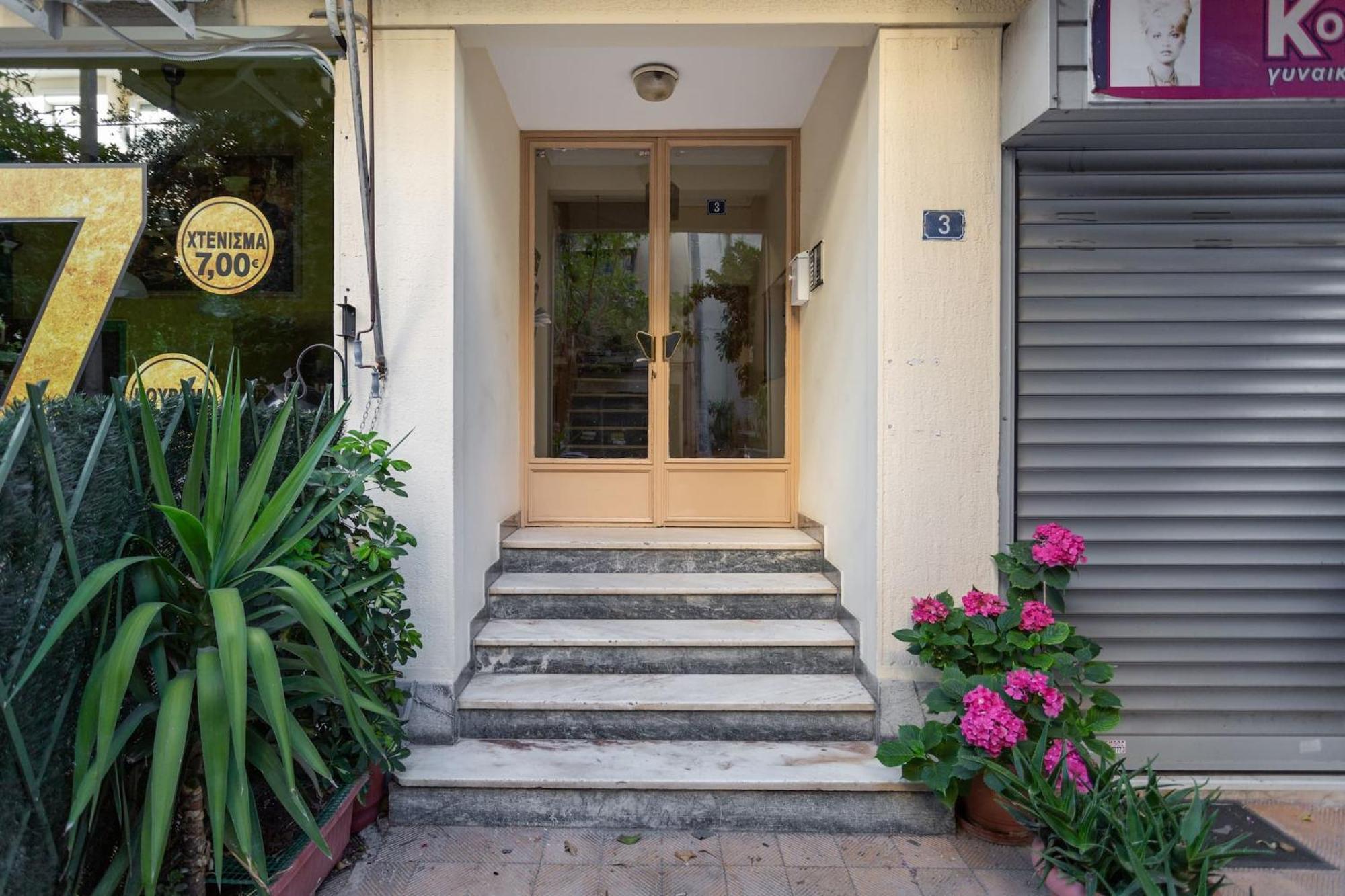 Bright, Calming Retreat With A Balcony Near Metro! Apartman Athén Kültér fotó