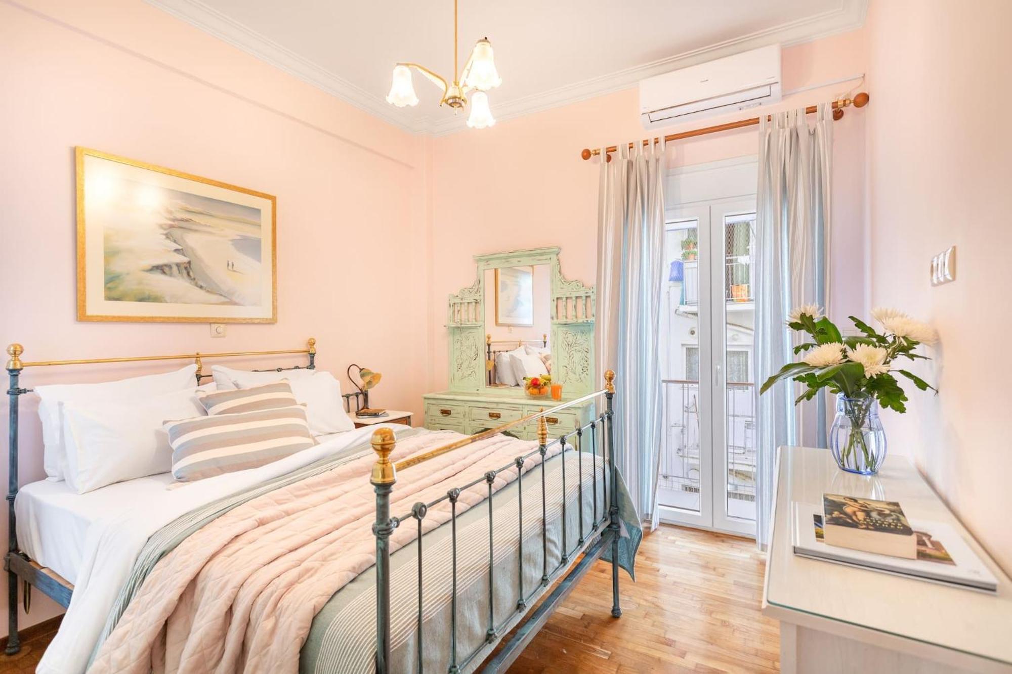 Bright, Calming Retreat With A Balcony Near Metro! Apartman Athén Kültér fotó